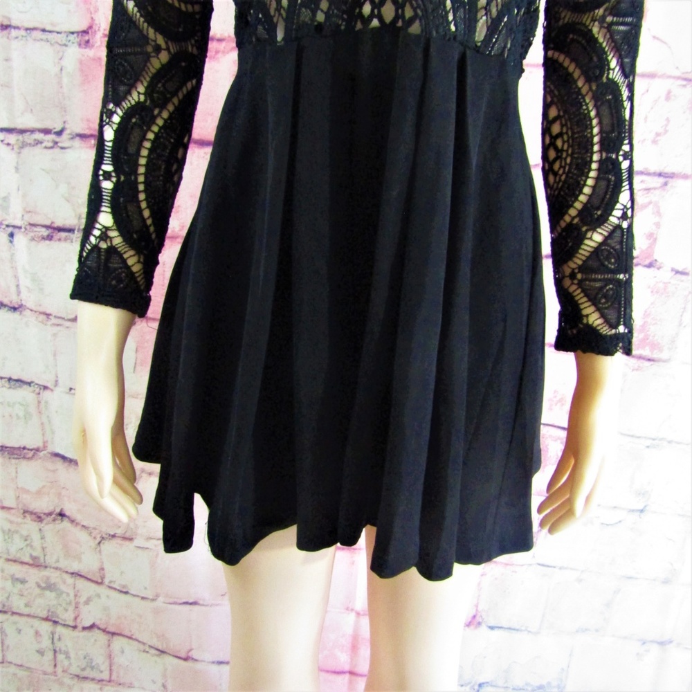Choies High Collared Lace Skater Dress 6 - Picture 5 of 8